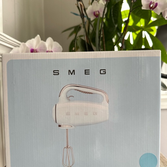 Smeg White Hand Mixer - Picture 1 of 8